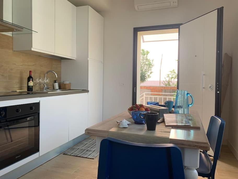 Cucina completa con tavolo da pranzo e vista esterna
