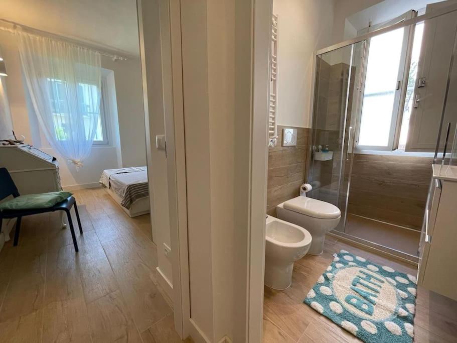 Bagno comunicante con la camera, doccia e bidet