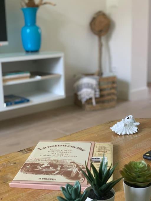 Tavolino con libro Livorno Venezia di Toscana e piantine