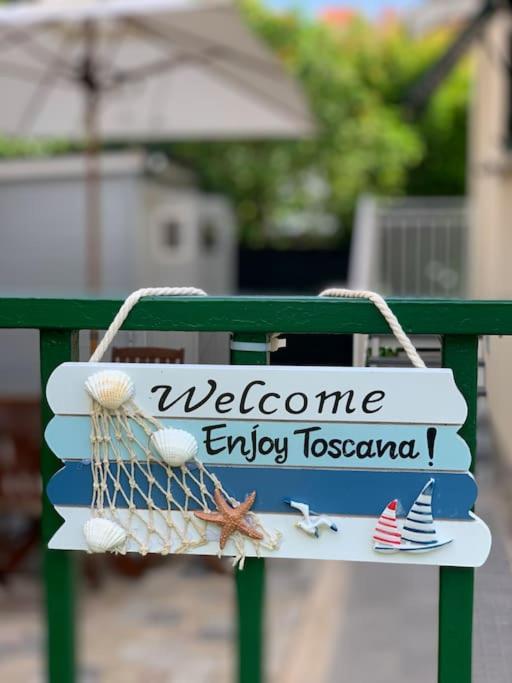 Cartello Welcome Enjoy Toscana all'ingresso del giardino