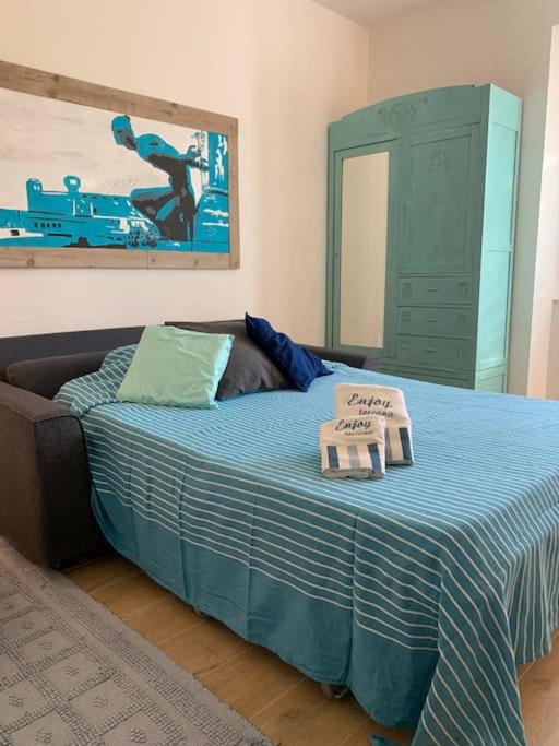 Divano letto alla francese con armadio turchese e asciugamani Enjoy Toscana