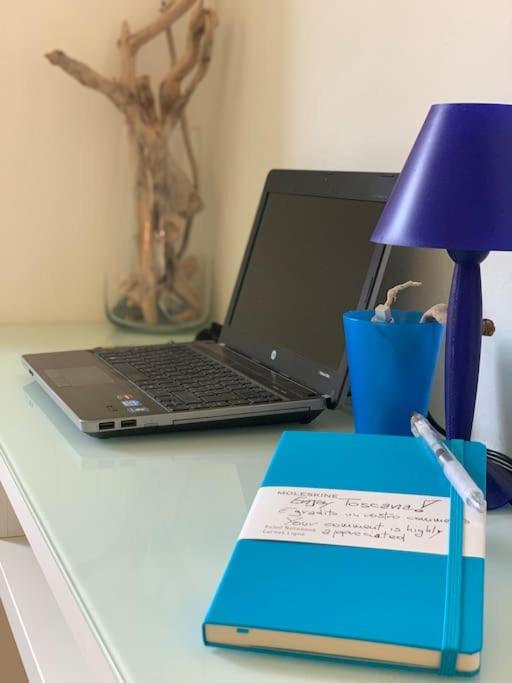 Angolo studio con laptop e Moleskine Enjoy Toscana