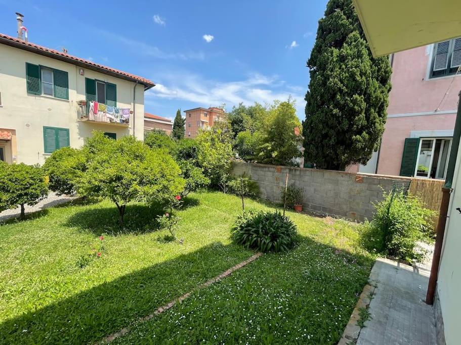 Giardino con prato verde e alberi