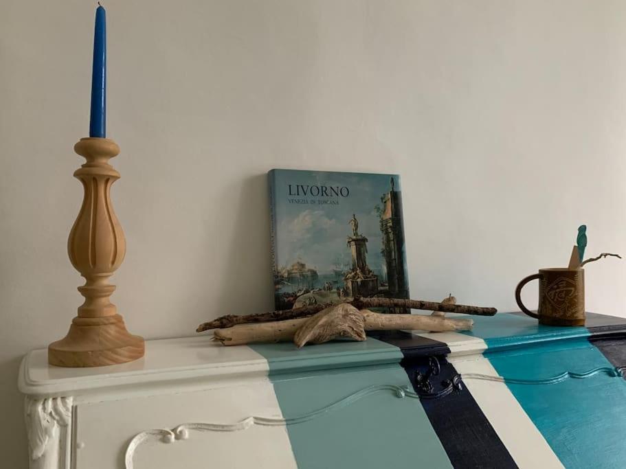 Dettaglio cassettiera con candela e libro Livorno Venezia di Toscana