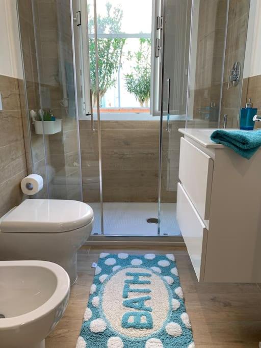 Bagno con doccia, finestra e tappeto Bath