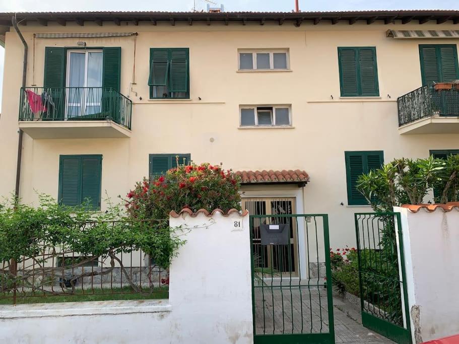 Esterno della palazzina con ingresso al civico 81