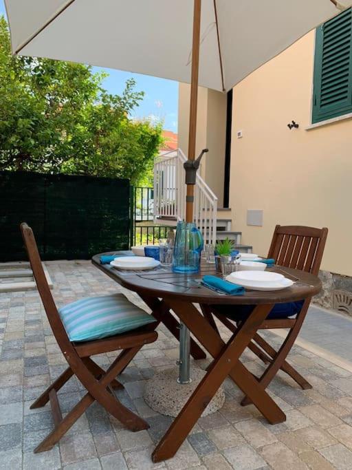 Tavolo da pranzo all'esterno con ombrellone bianco