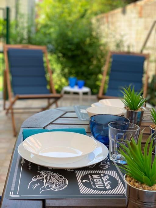 Tavolo apparecchiato in stile marino con piatti blu