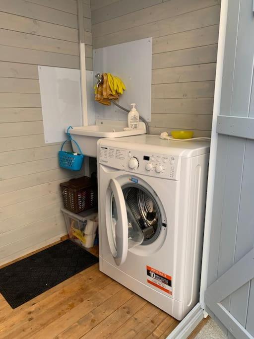 Zona lavanderia con lavatrice e lavandino