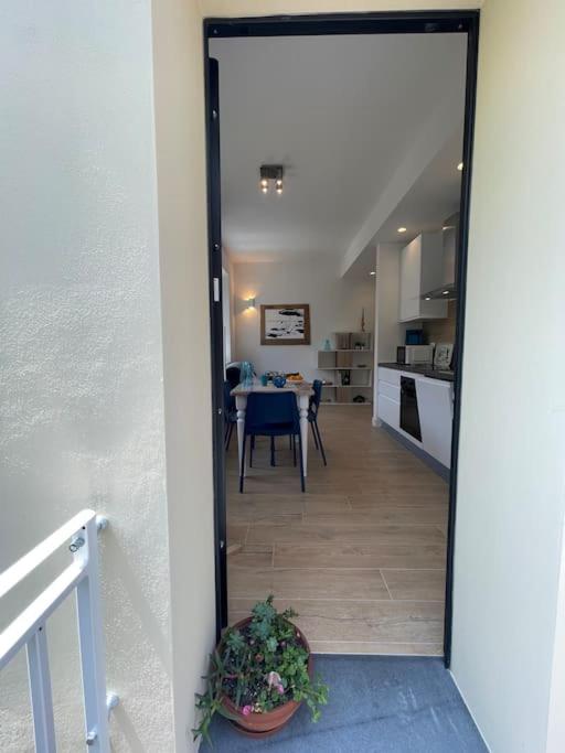 Ingresso con vista sulla cucina e zona pranzo